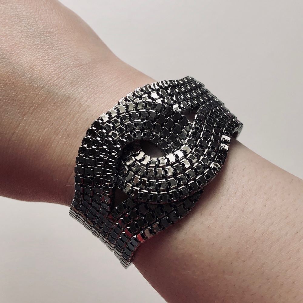 Bracelet Made Of Box Chain With Loop In Center - image 1